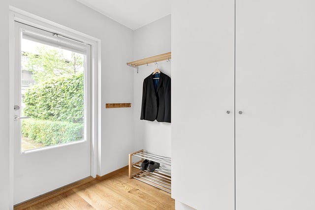 U skříní na míru si pohrajte i s designem posuvných dveří
